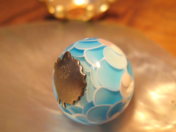 羊の金具つき。明るい空のウロコ玉（小）